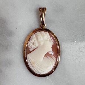 Signed BDA Vintage 10K Yellow Gold Craved Shell Cameo Pendant 3.22 Grams